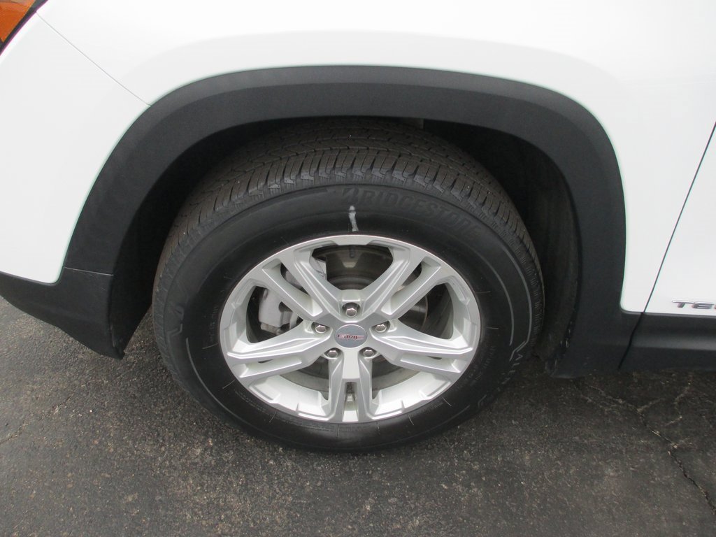 Used 2023 GMC Terrain SLE image 13