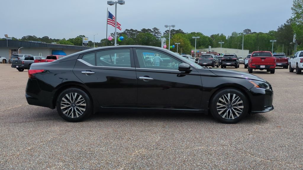 Used 2023 Nissan Altima 2.5 SV w/ SV Premium Package image 4