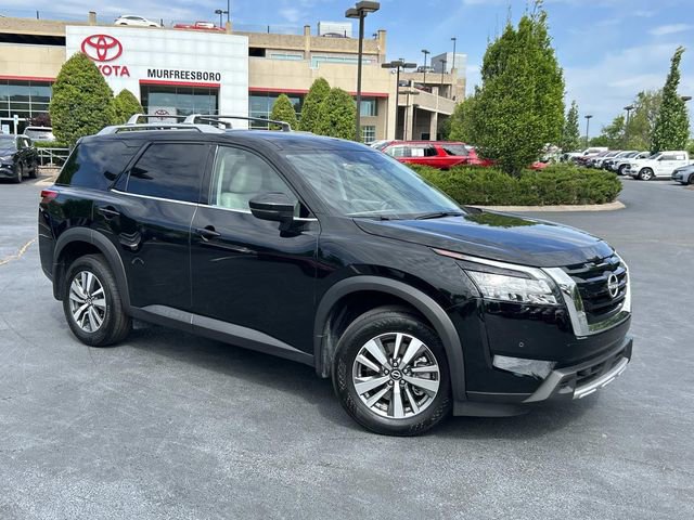 Used 2025 Nissan Pathfinder SL AWD/4WD image 2