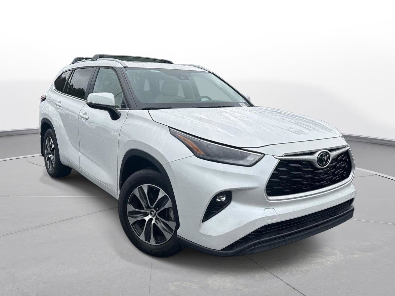Used 2024 Toyota Highlander XLE FWD image 3