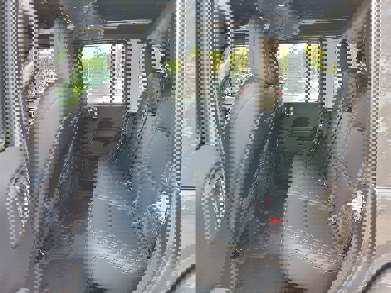 Used 2025 Jeep Wrangler Unlimited Rubicon 392 image 9