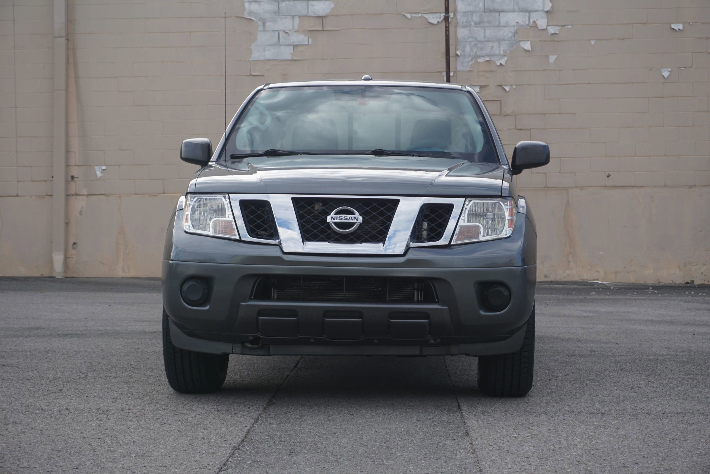 Used 2018 Nissan Frontier SV image 2