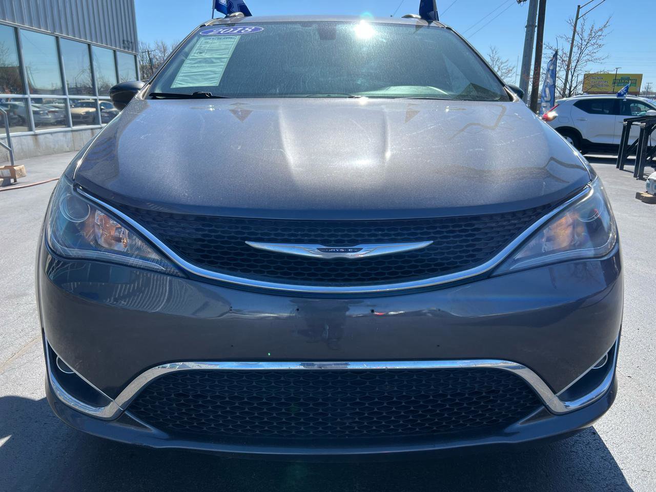 Used 2018 Chrysler Pacifica Touring-L image 9