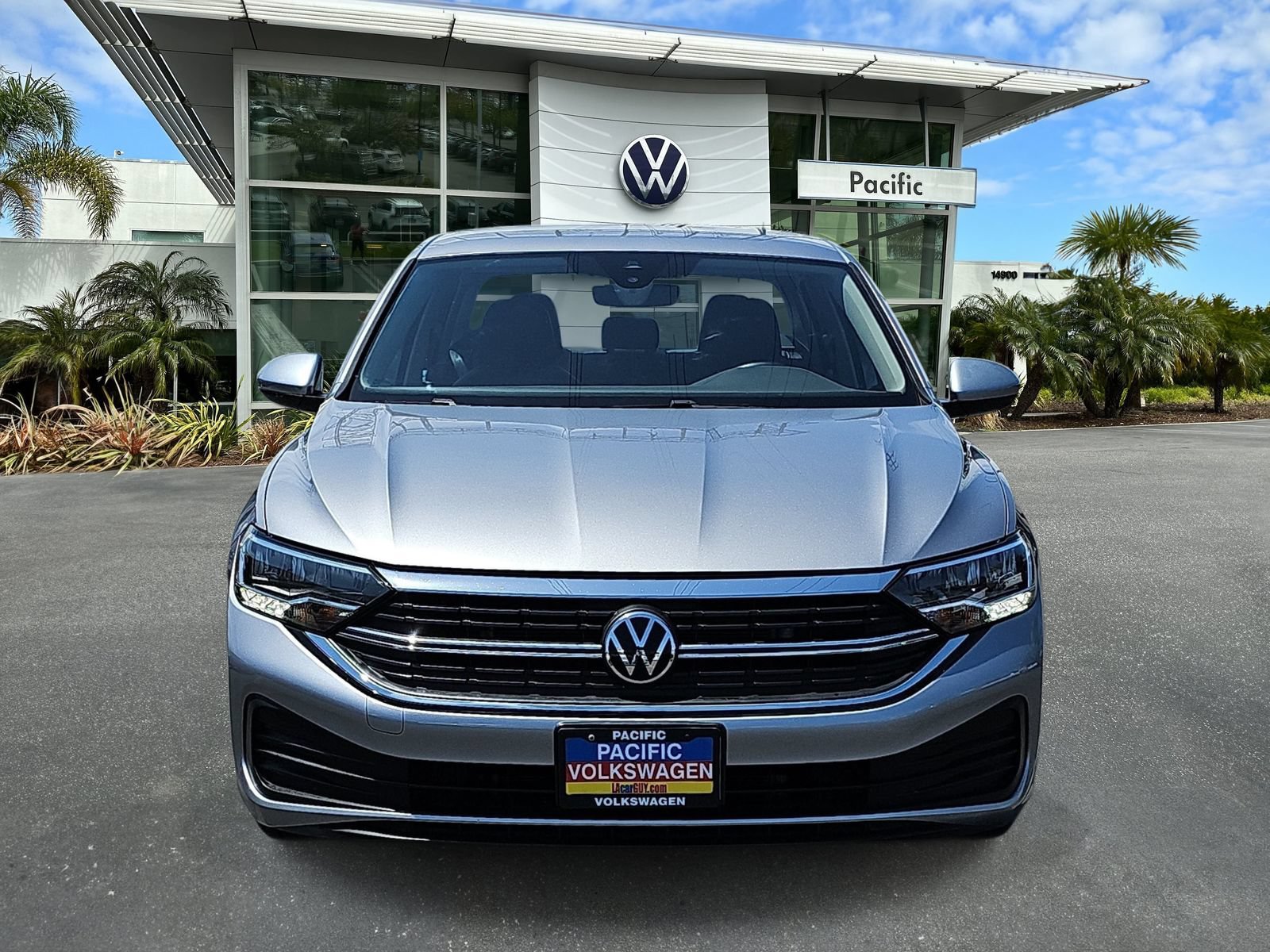 Used 2024 Volkswagen Jetta SE FWD image 2