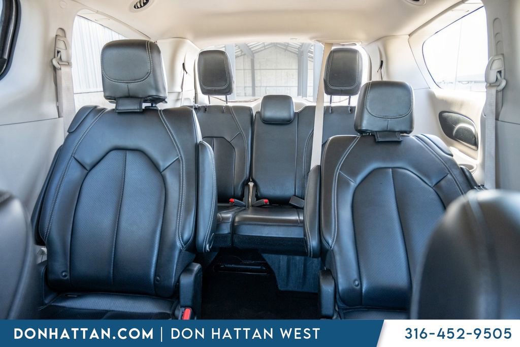 Used 2023 Chrysler Pacifica Touring-L image 18