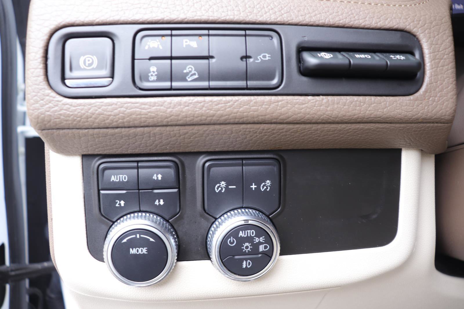 Used 2021 GMC Yukon Denali w/ Denali Premium Package image 29