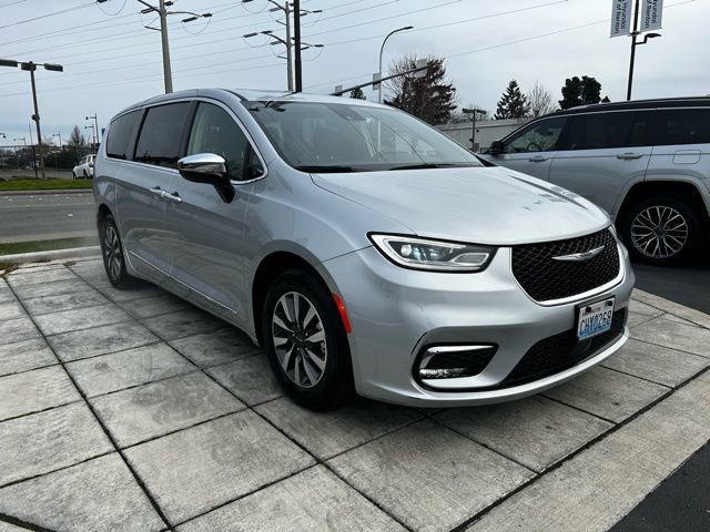 Used 2023 Chrysler Pacifica Limited image 4
