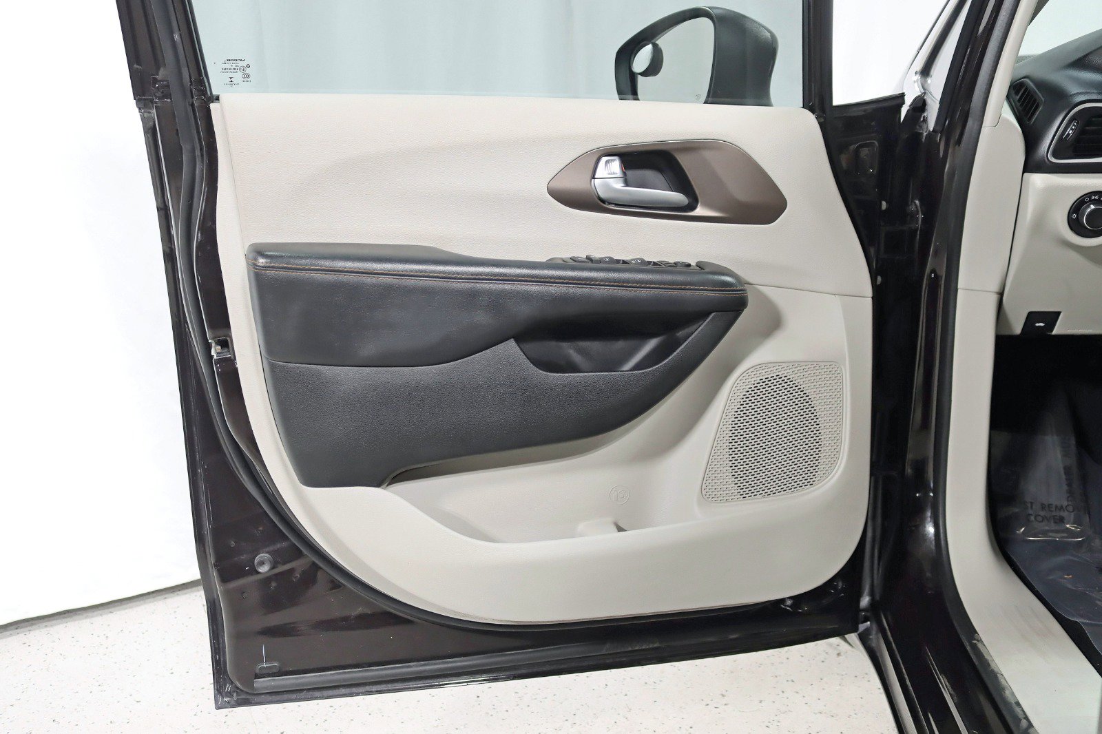 Used 2017 Chrysler Pacifica Touring image 28