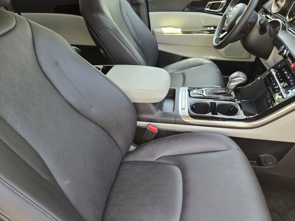 Used 2024 Kia Carnival EX FWD image 19