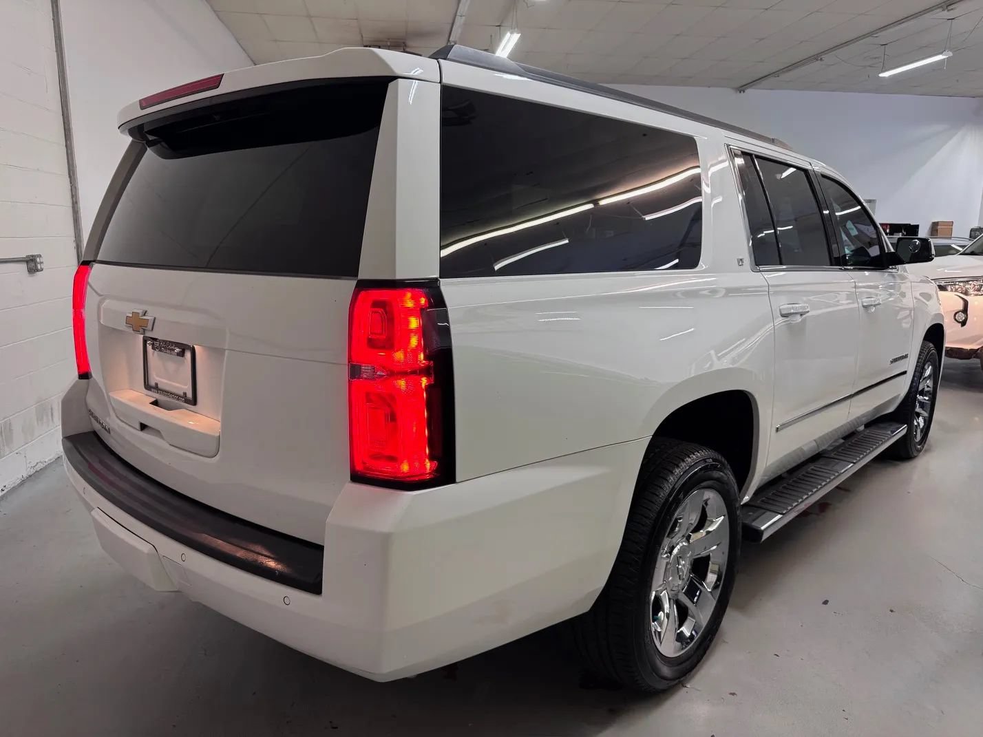 Used 2018 Chevrolet Suburban LT w/ LT Signature Package AWD/4WD image 3
