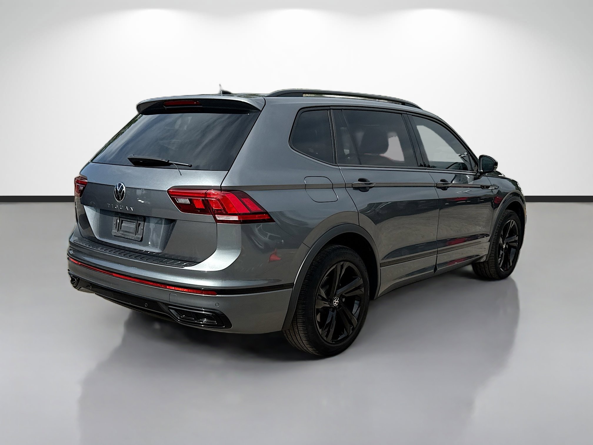 Used 2023 Volkswagen Tiguan SE R-Line FWD image 3