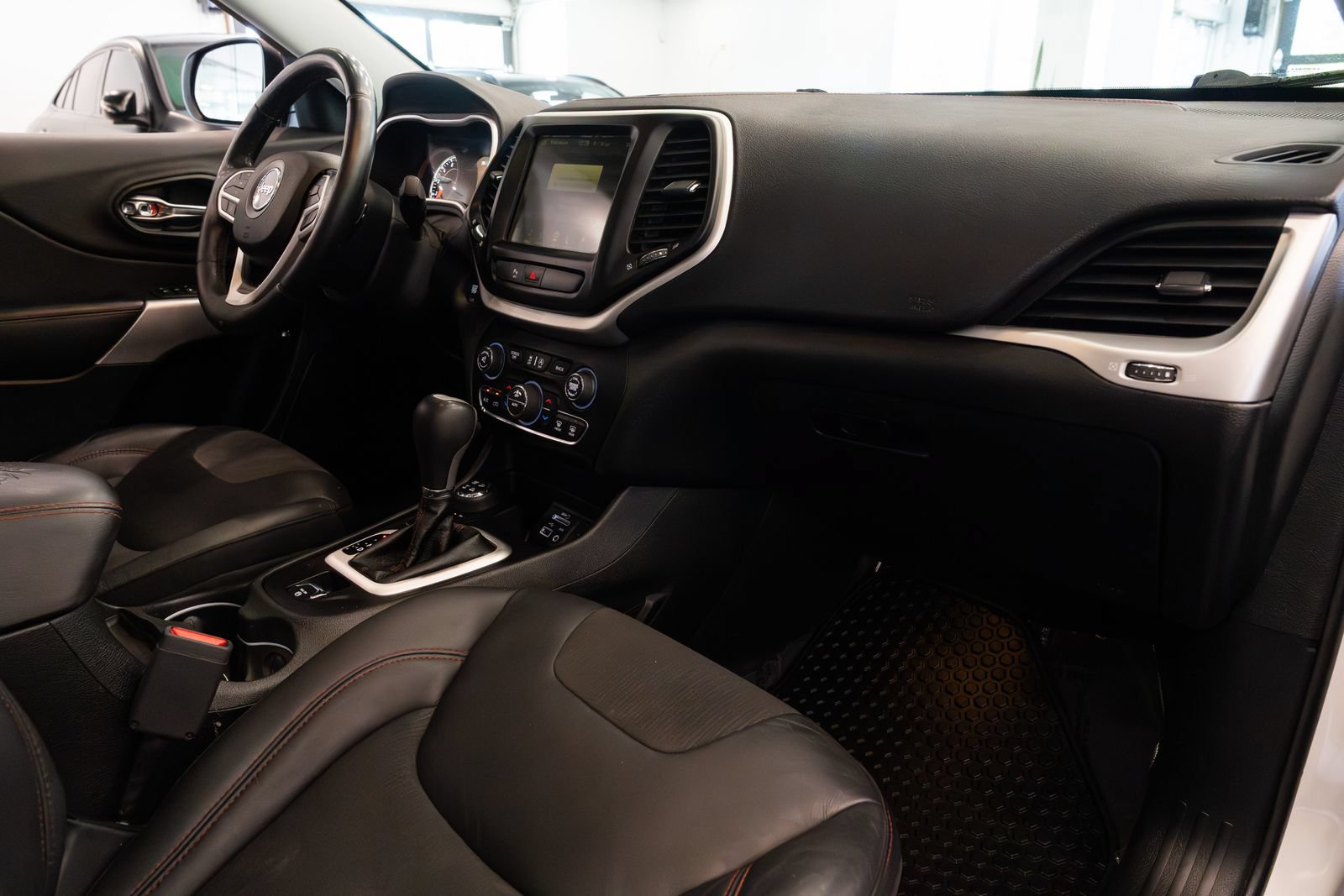 Used 2018 Jeep Cherokee Trailhawk w/ Comfort/Convenience Group AWD/4WD image 25