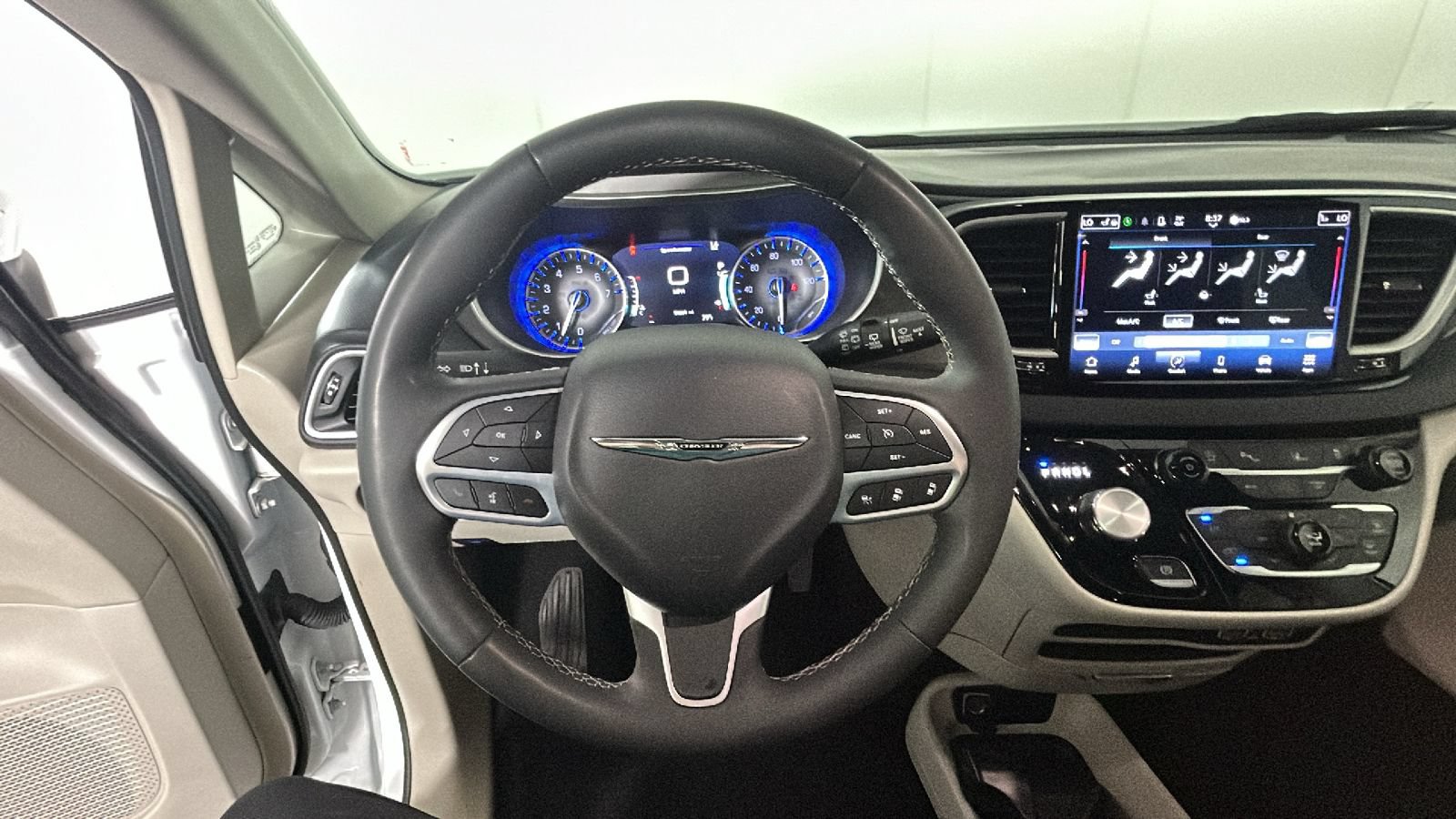 Used 2023 Chrysler Pacifica Touring-L FWD image 16
