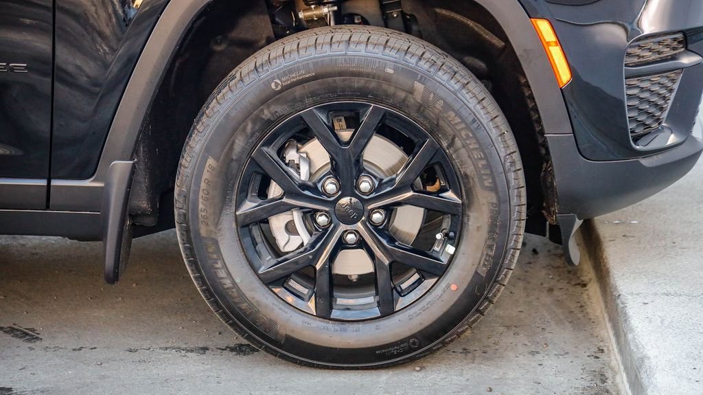 New 2025 Jeep Grand Cherokee Altitude image 11