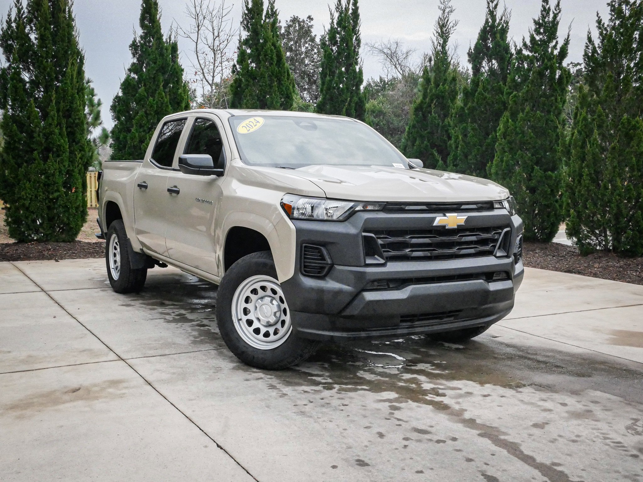 Used 2024 Chevrolet Colorado W/T RWD image 2