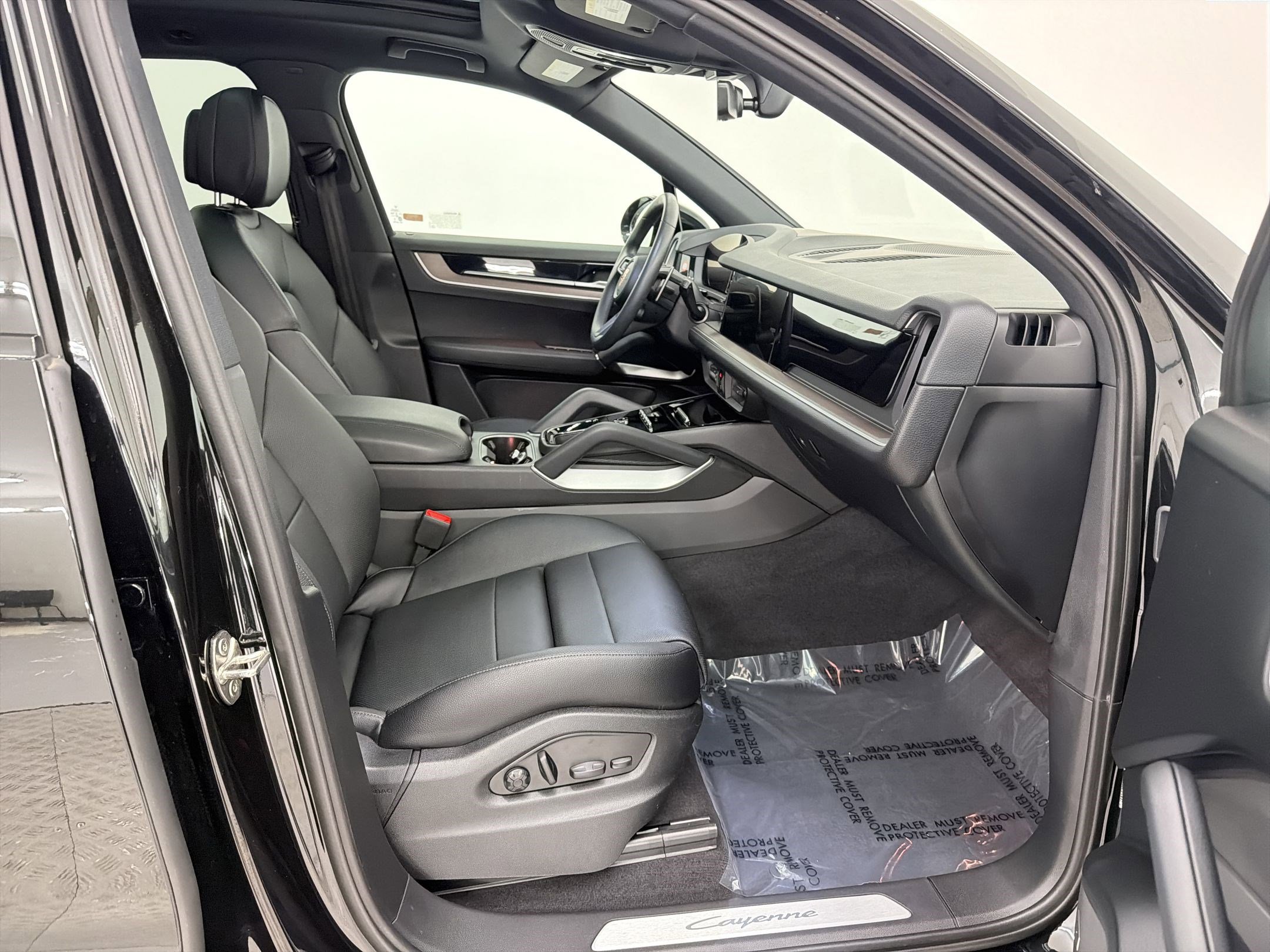 Certified 2025 Porsche Cayenne AWD/4WD image 23