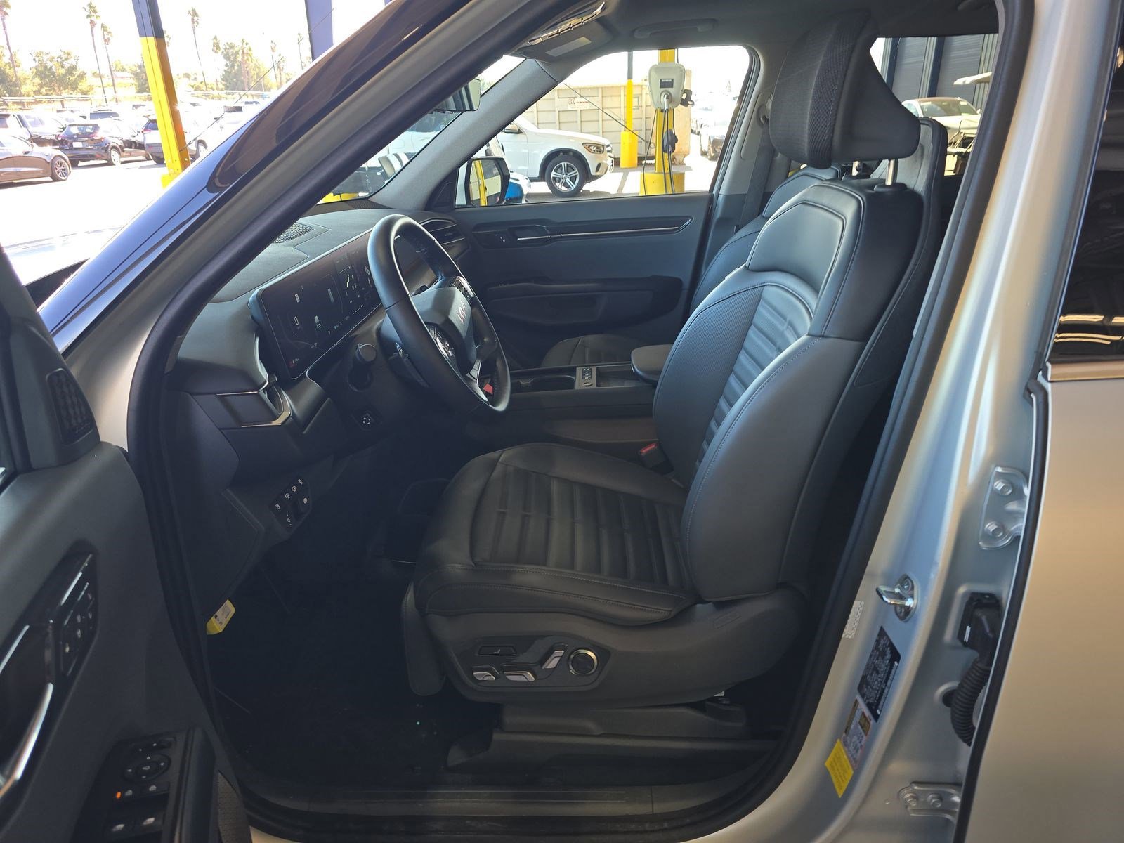 Used 2024 Kia EV9 Land image 8