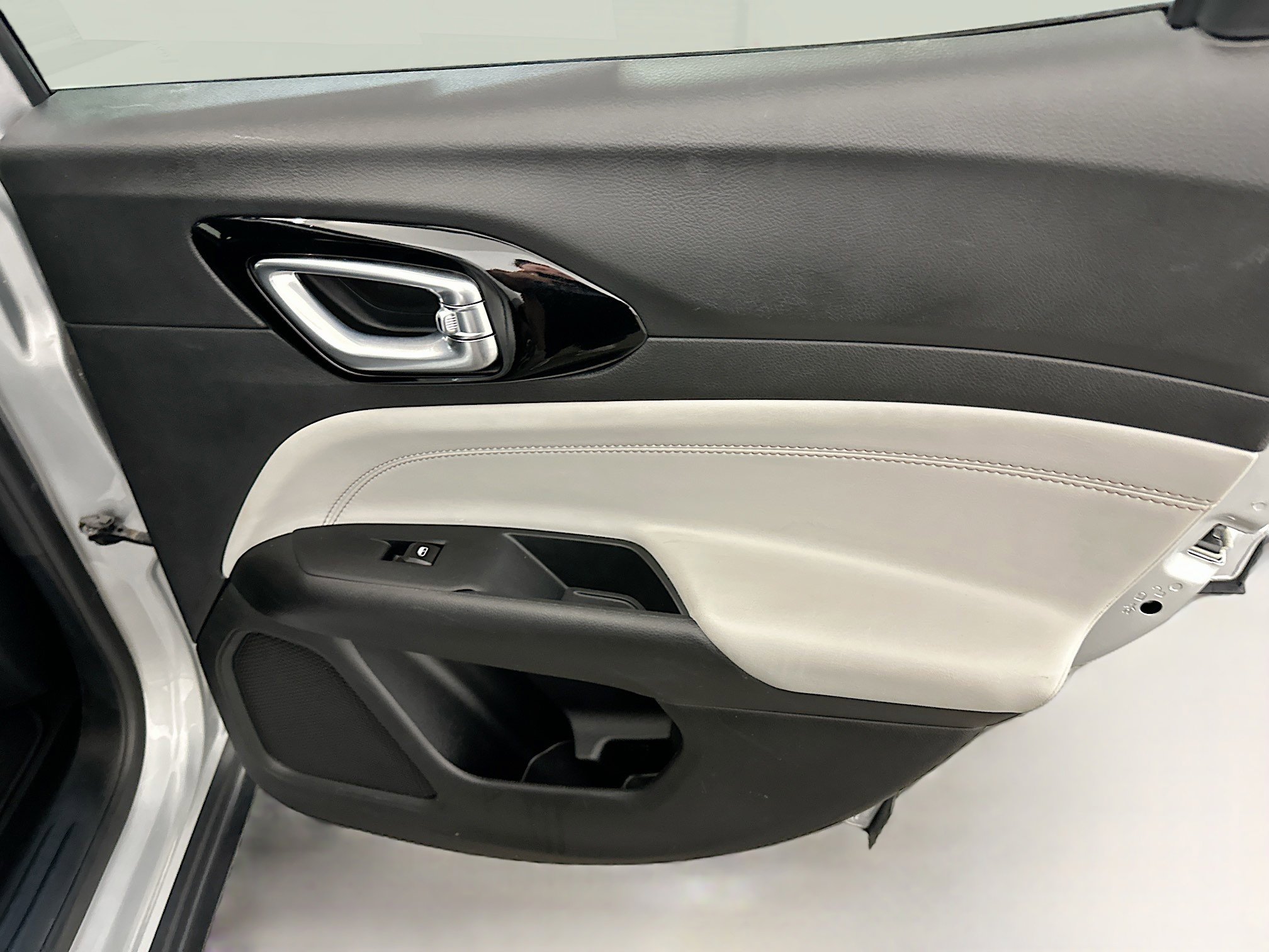 Used 2025 Jeep Compass Limited image 30