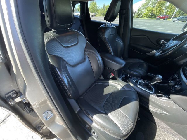 Used 2017 Jeep Cherokee Overland w/ Technology Group FWD image 27