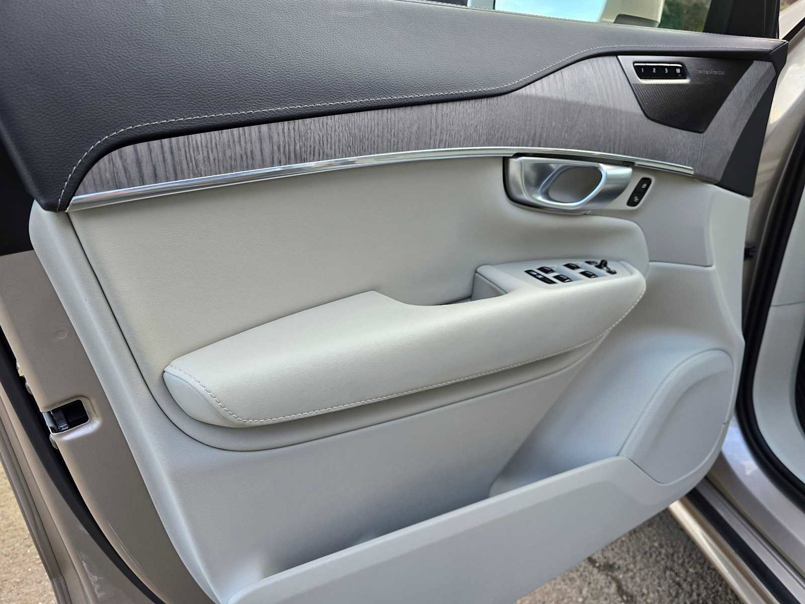 Used 2024 Volvo XC90 B6 Ultimate w/ Protection Package Premier image 19