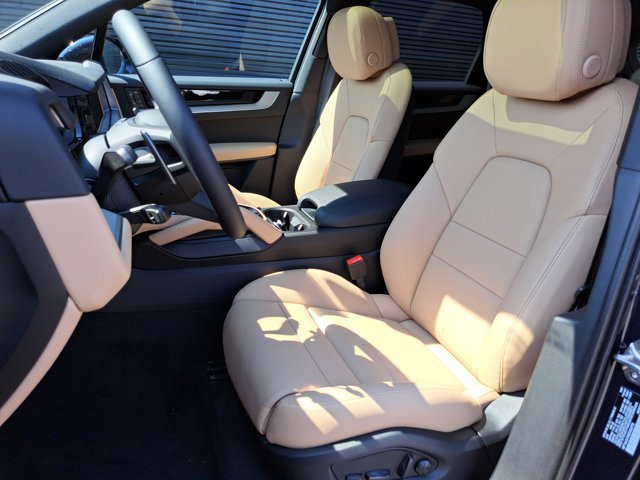Used 2025 Porsche Cayenne image 5
