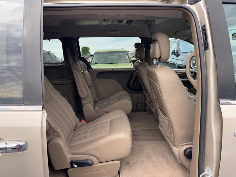 Used 2015 Chrysler Town & Country Touring w/ Driver Convenience Group image 10