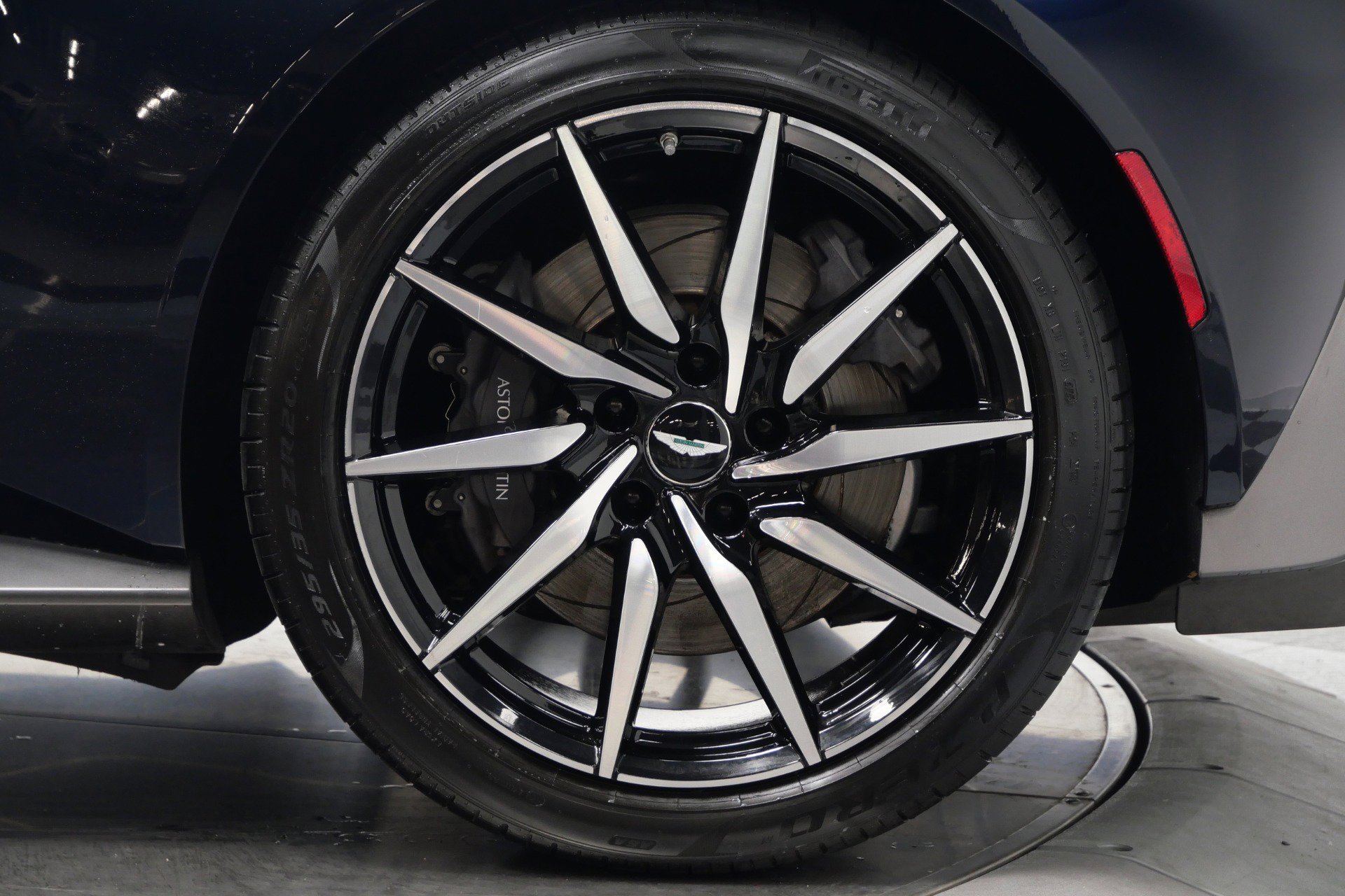 Used 2020 Aston Martin V8 Vantage Coupe image 11