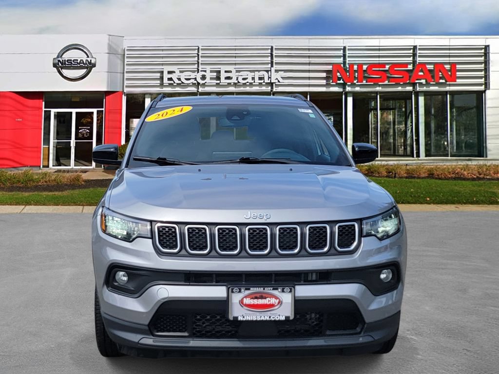 Used 2024 Jeep Compass Latitude AWD/4WD image 2