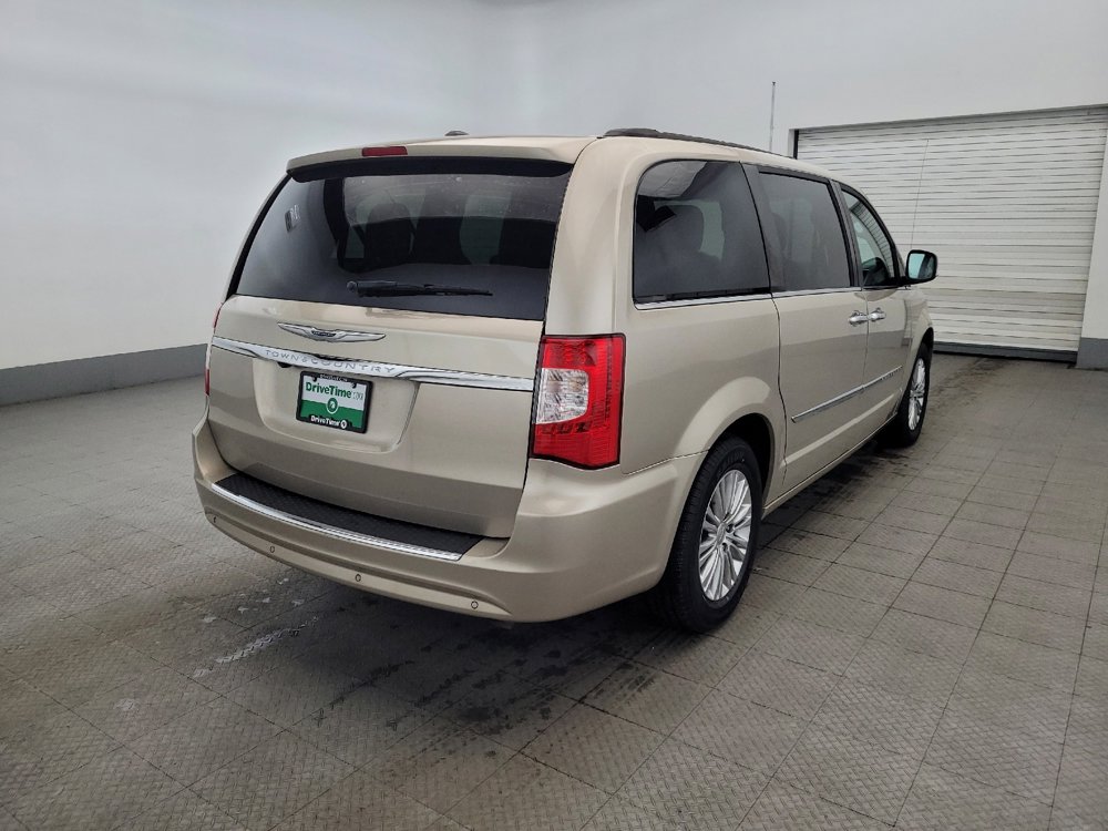 Used 2015 Chrysler Town & Country Touring-L w/ Driver Convenience Group image 9