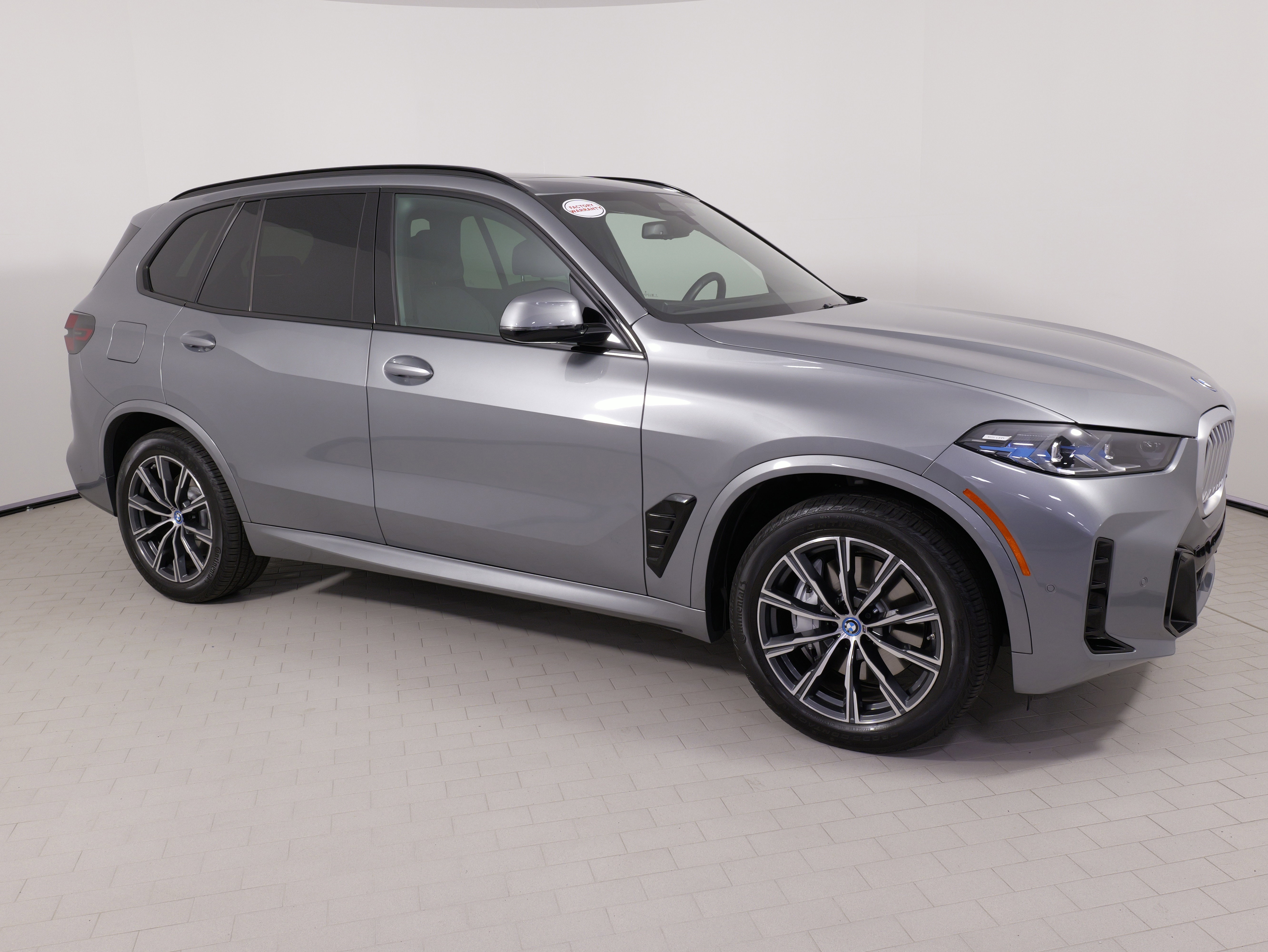 Used 2025 BMW X5 xDrive50e w/ M Sport Package AWD/4WD image 7