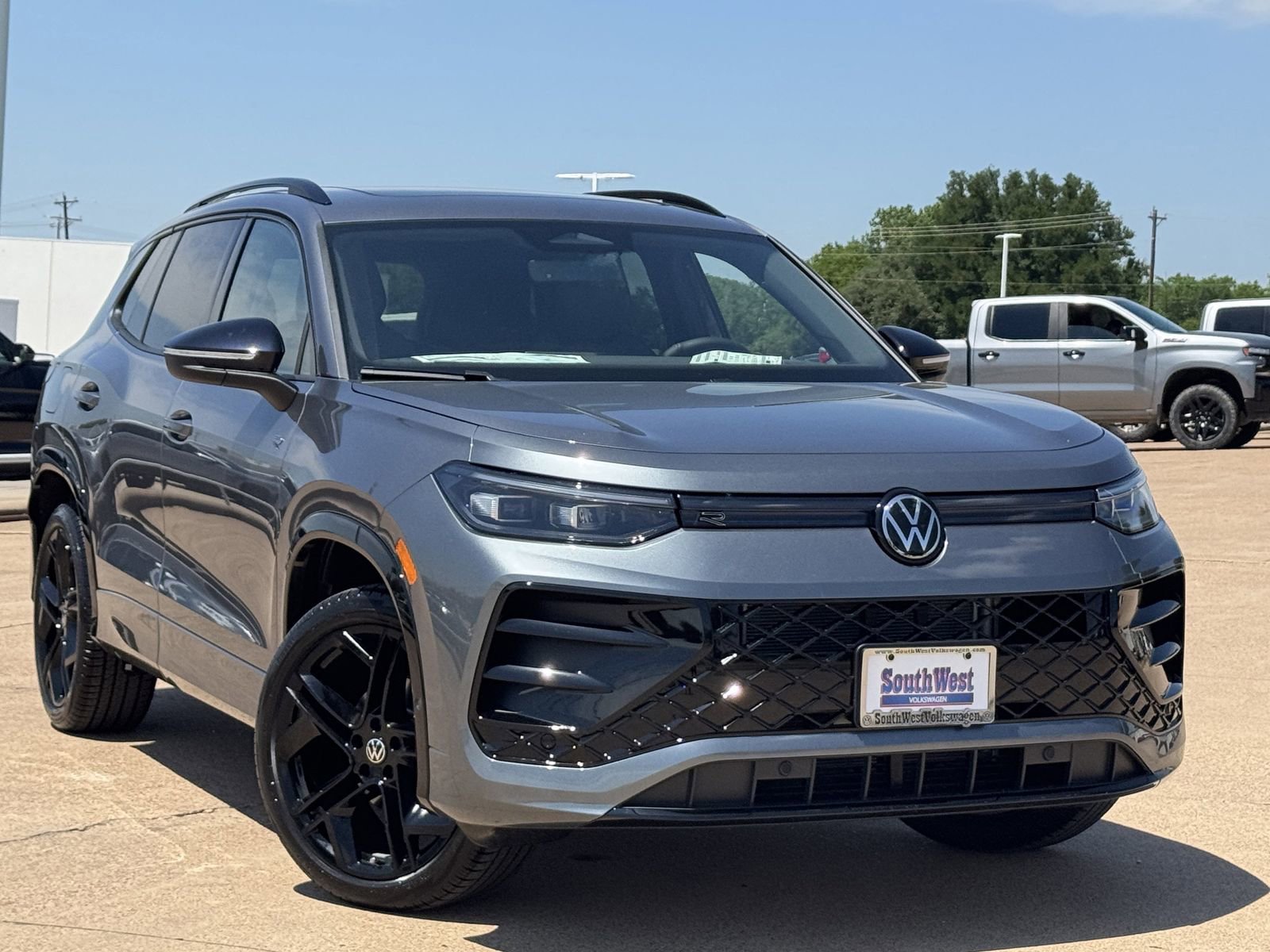 New 2026 Volkswagen Tiguan SE R-Line FWD image 2