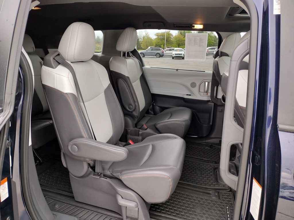 Used 2021 Toyota Sienna XSE AWD/4WD image 11