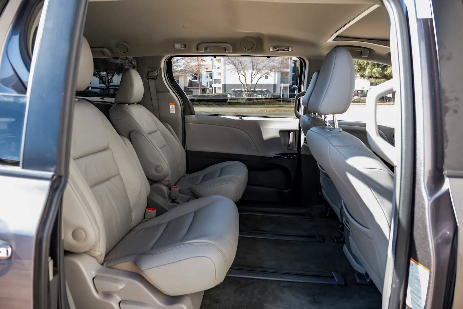 Used 2018 Toyota Sienna XLE image 38