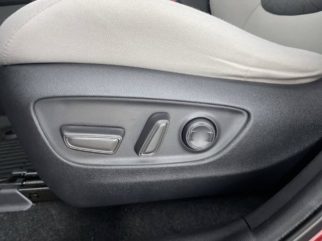 Used 2021 Toyota RAV4 XLE AWD/4WD image 32