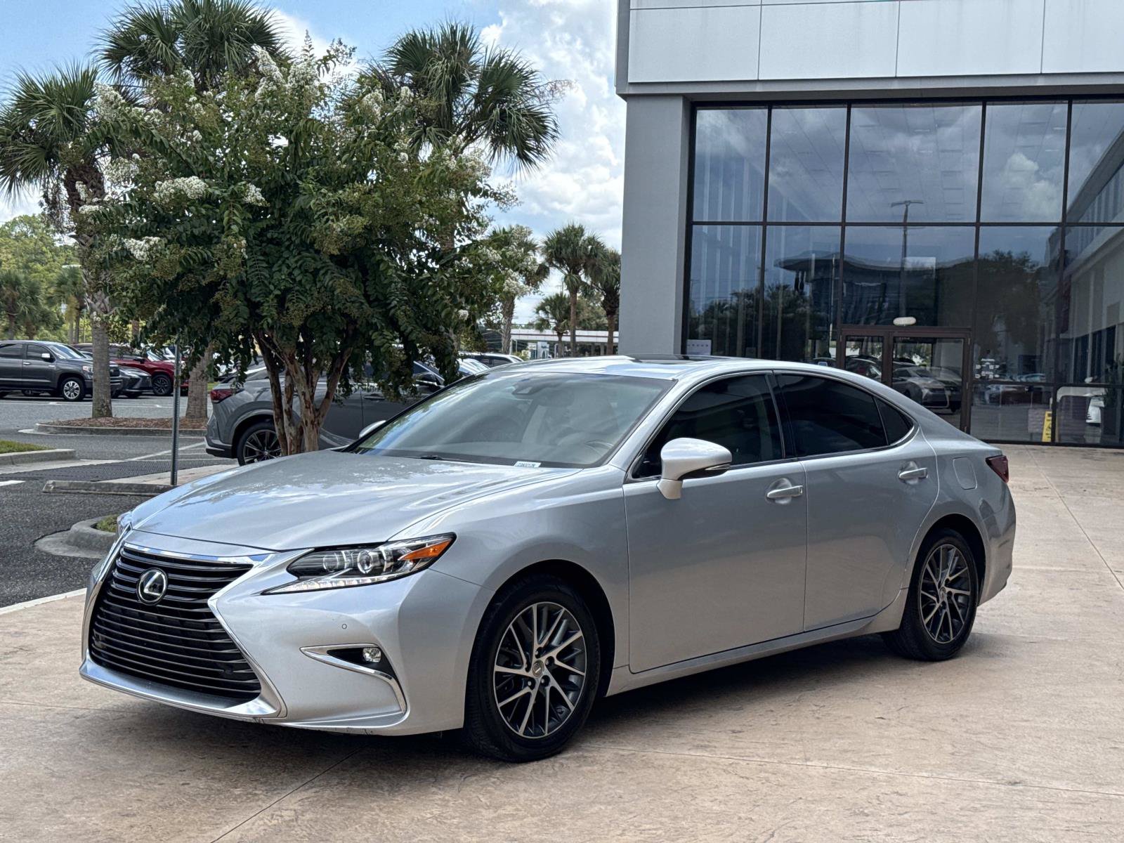 Used 2017 Lexus ES 350 w/ Luxury Package FWD image 7