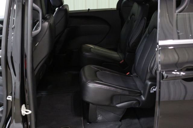 Used 2025 Chrysler Pacifica Select image 23