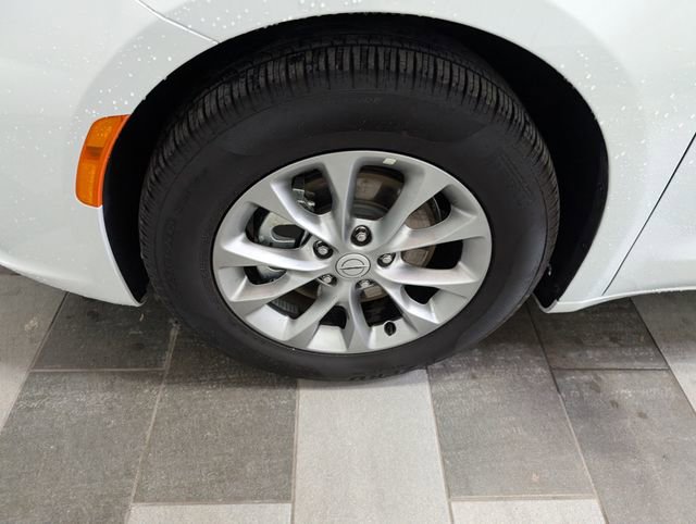 Used 2026 Chrysler Pacifica Limited FWD image 7