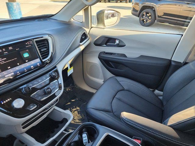 Certified 2022 Chrysler Pacifica Touring-L FWD image 41