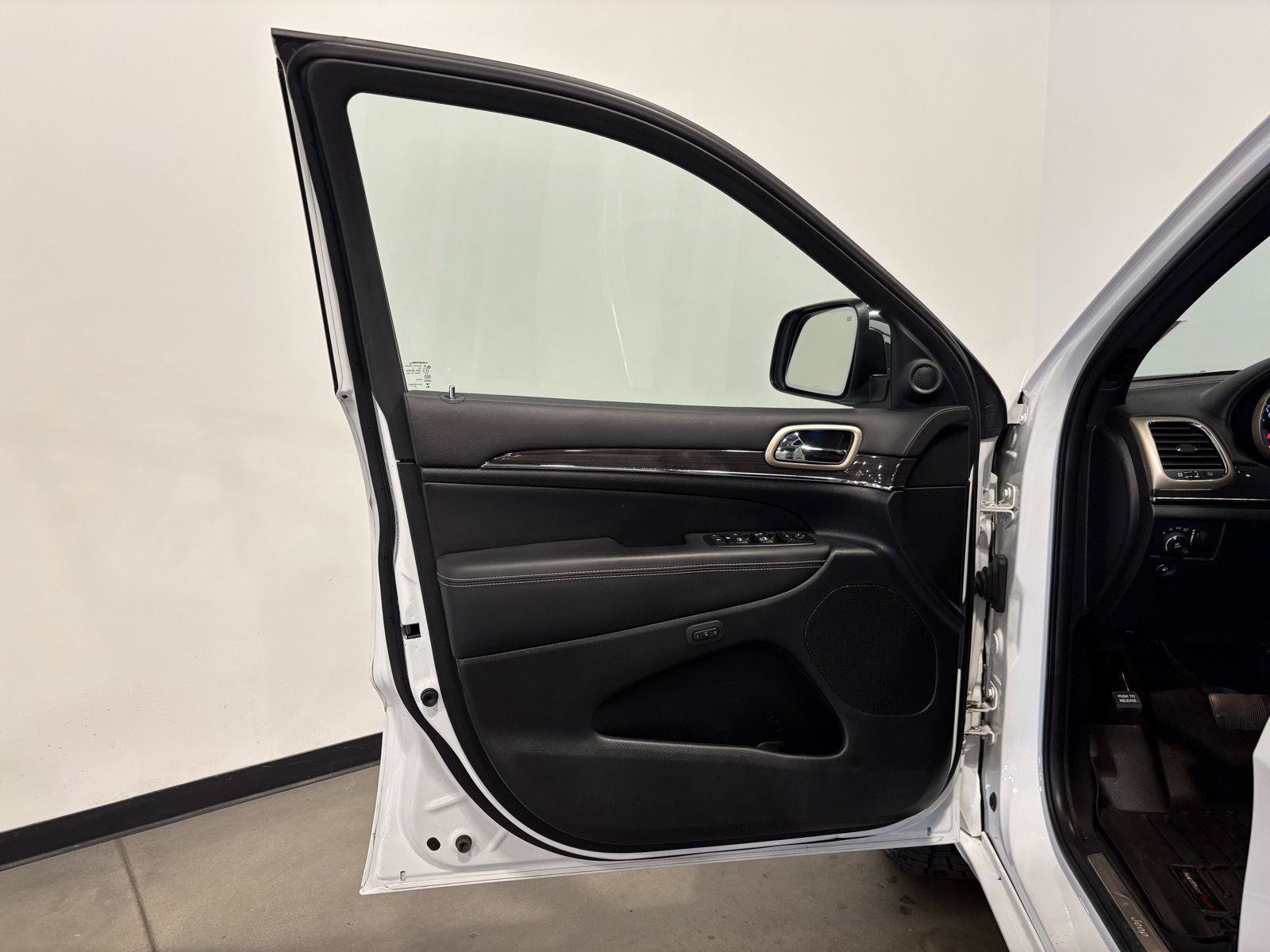 Used 2015 Jeep Grand Cherokee Overland AWD/4WD image 13