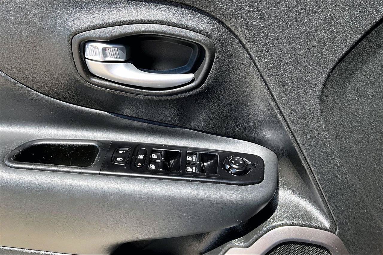 Used 2023 Jeep Renegade Latitude AWD/4WD image 37