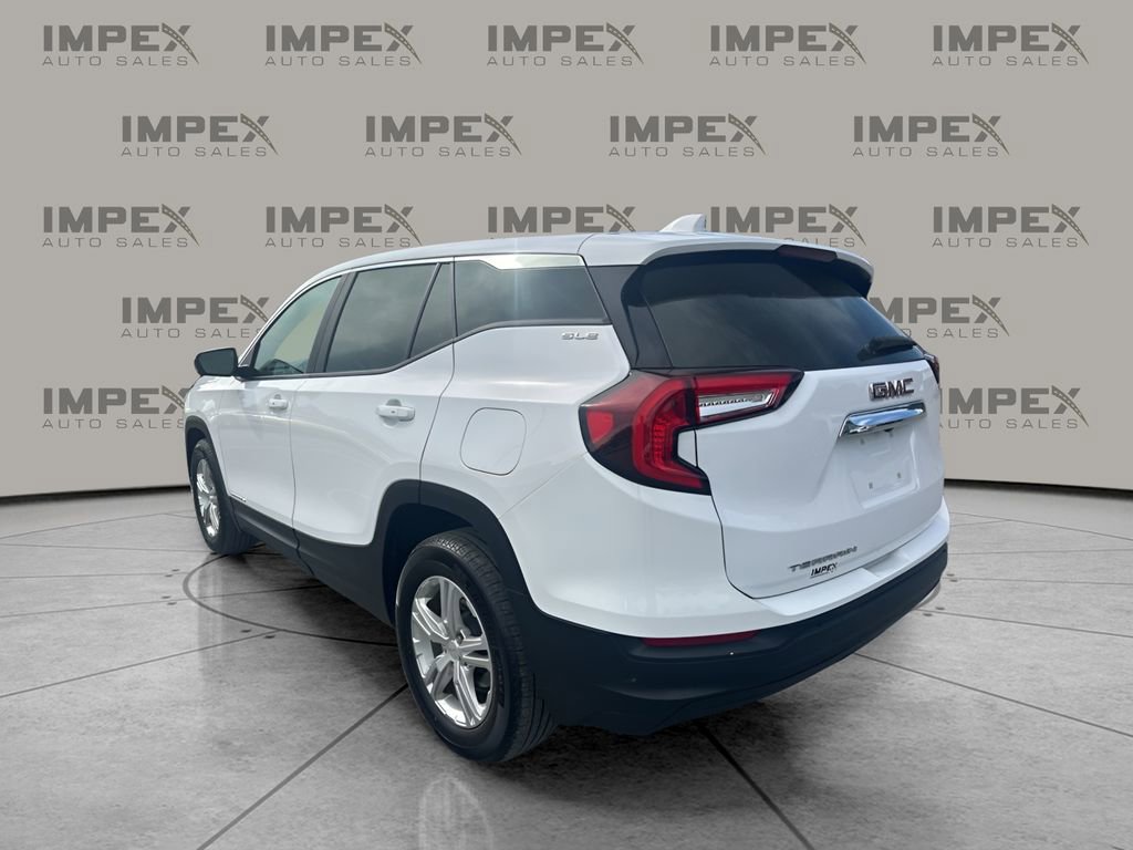 Used 2024 GMC Terrain SLE image 3