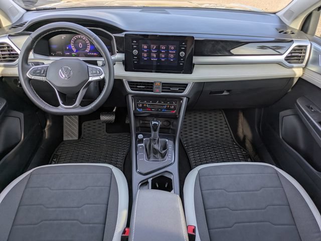 Certified 2025 Volkswagen Taos SE FWD image 15