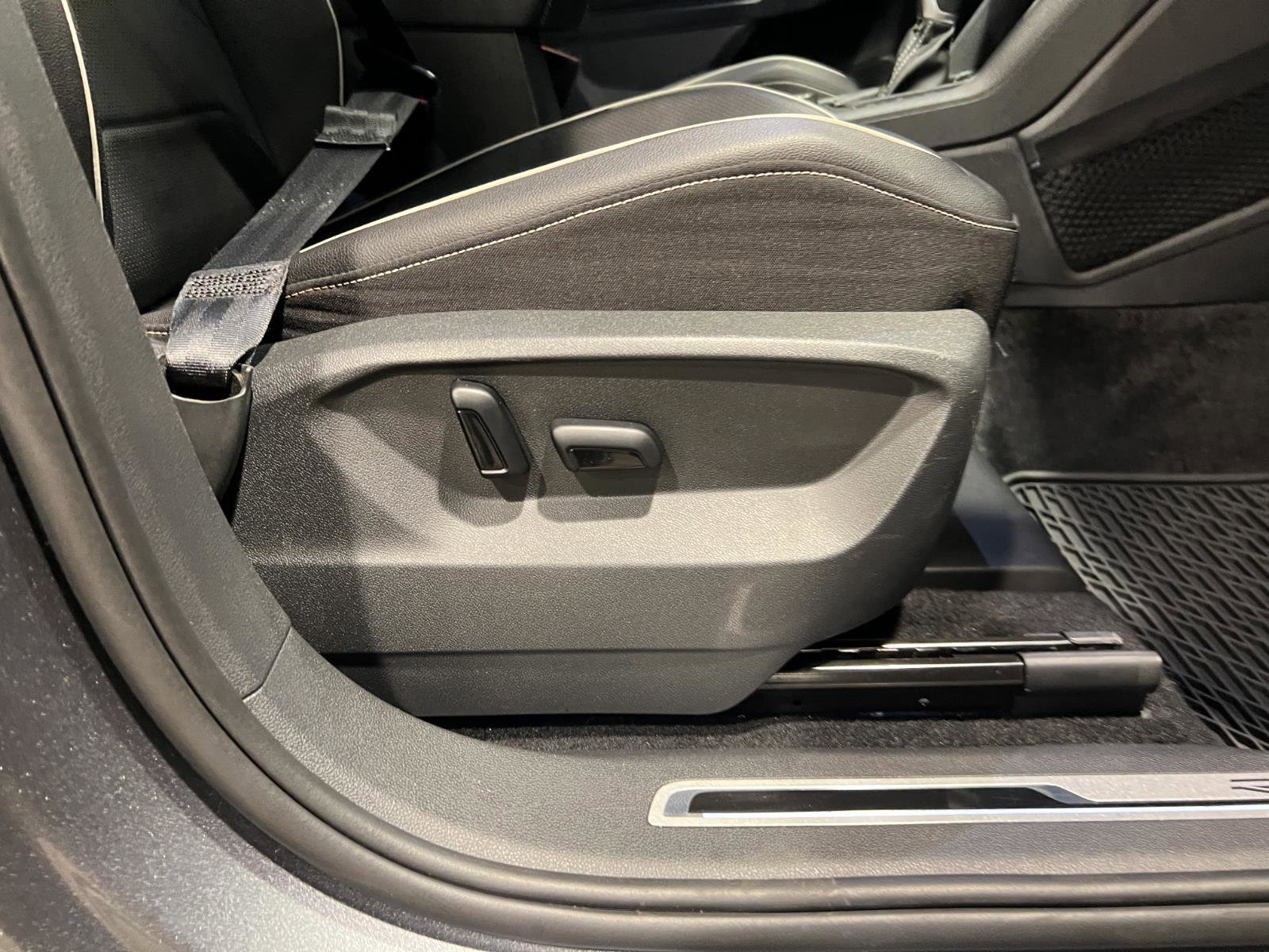 Used 2022 Volkswagen Tiguan SEL R-Line image 38