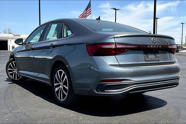 Used 2025 Volkswagen Jetta SE image 3