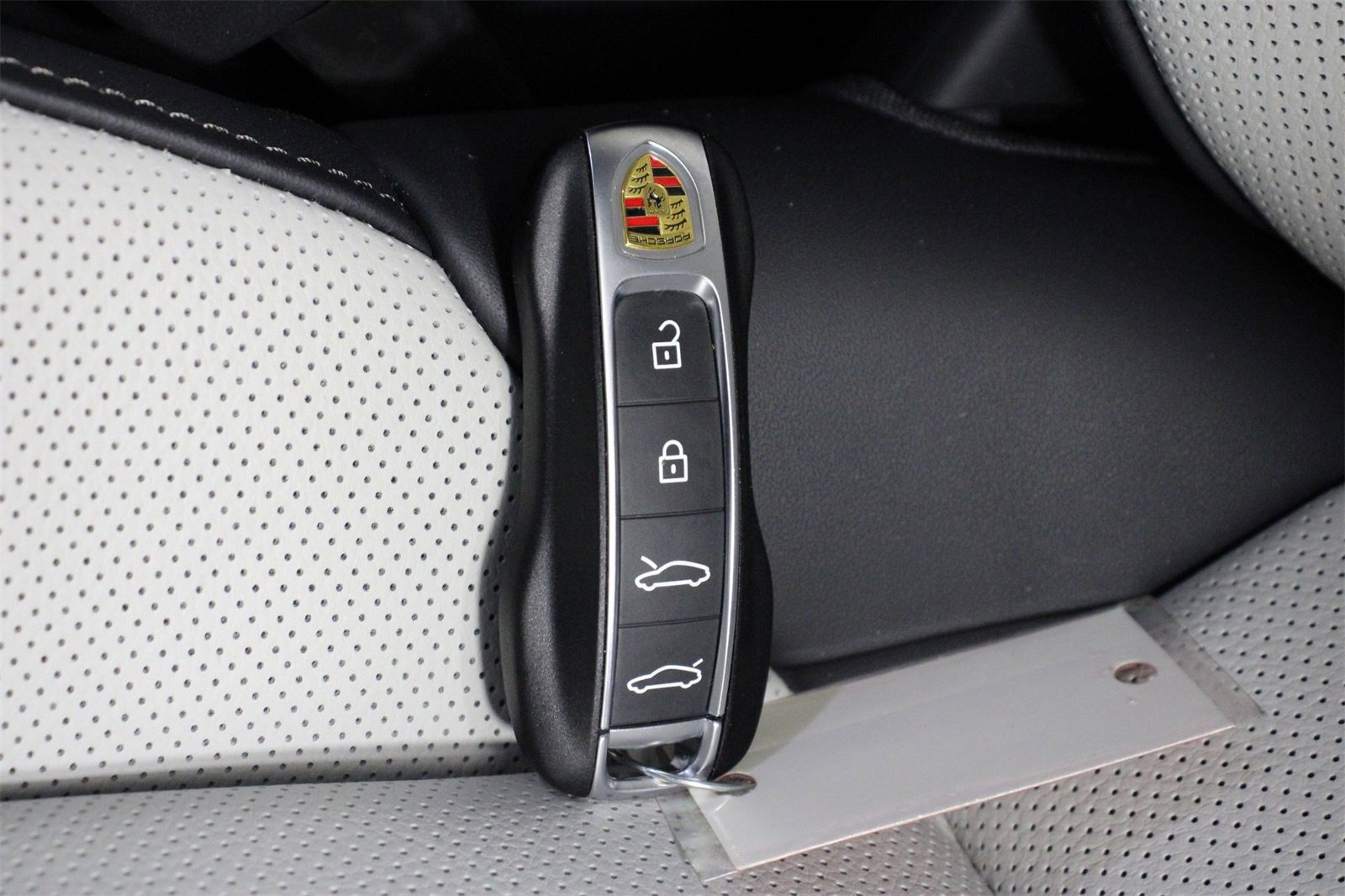 Used 2025 Porsche Taycan GTS image 32