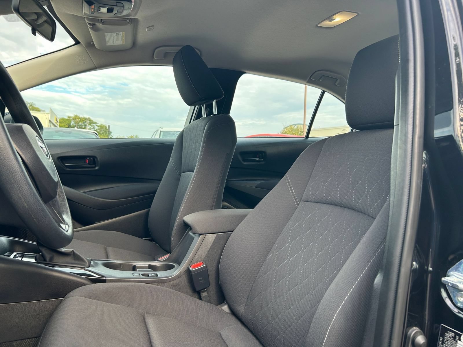 Used 2025 Toyota Corolla LE FWD image 30