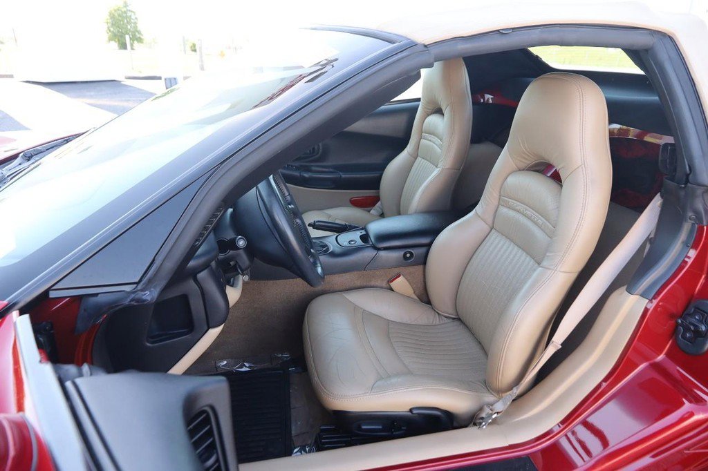 Used 2004 Chevrolet Corvette Convertible w/ Preferred Equipment Group RWD image 11