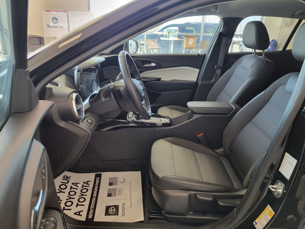 Used 2025 Chevrolet Trax LT w/ LT Convenience Package image 8