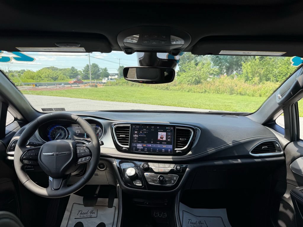 Used 2025 Chrysler Pacifica Limited w/ Uconnect Theater Family Group AWD/4WD image 13