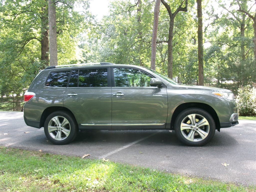 Used 2012 Toyota Highlander Limited w/ Tow Pkg FWD image 4